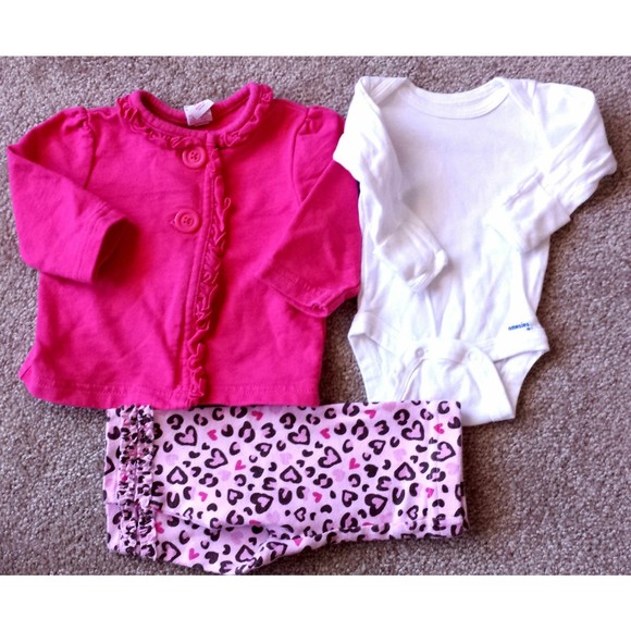 Girl's Size 0-3 M Months 3 Pc Pink Ruffled L/S Cardigan, White Top & Heart Pants - Picture 1 of 7